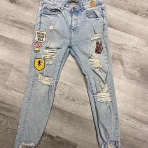 Distresed jeans with patches